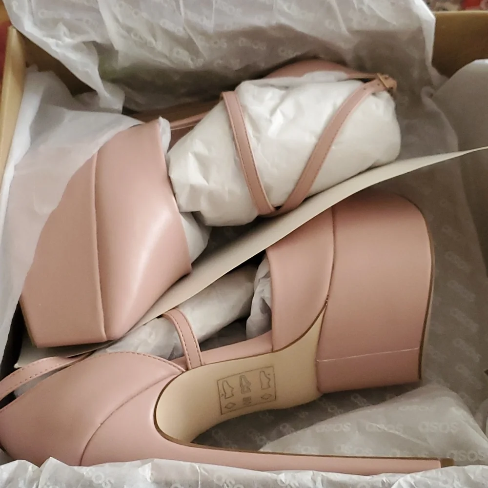 NWT Pointed Platform Heels